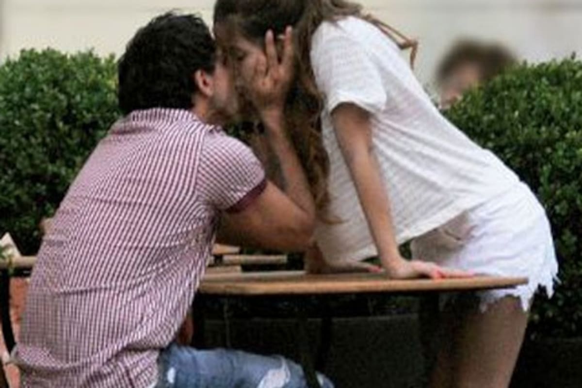 Brenda Asnicar y Carlos Tévez, a los besos por las calles de Buenos Aires