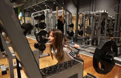 Brenda en su rutina de entrenamiento de fuerza