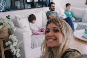 Brenda Gandini y Gonzalo Heredia comparten una exquisita casa con detalles rústicos y espacio de lectura