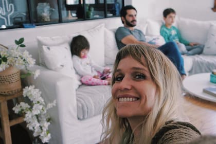 Brenda Gandini y Gonzalo Heredia, en una escena hogareña junto con sus dos hijos, Eloy y Alfonsina