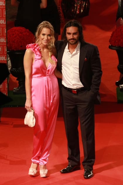 Brenda Gandini y Gonzalo Heredia -estaban recién comenzando su relación- se mostraron juntos en la alfombra roja. La actriz eligió un mono de satén y sandalias con plataforma, todo de Fabián Zitta. Él vistió un traje de Carolina Herrera.
