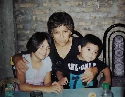 Brenda (izquierda) junto a su abuela paterna, quien la rescató de una infancia marcada por los abusos y la crió con amor