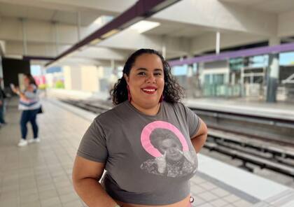 Brenda Mejía afirma que sus amigos y familiares la catalogan como una persona “rara” por utilizar el transporte público de Puerto Rico