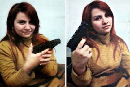 Brenda Uliarte con el arma, en imágenes que acompañan la resolución de la jueza María Eugenia Capuchetti