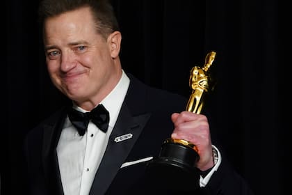 Brendan Fraser con el Oscar en la mano
