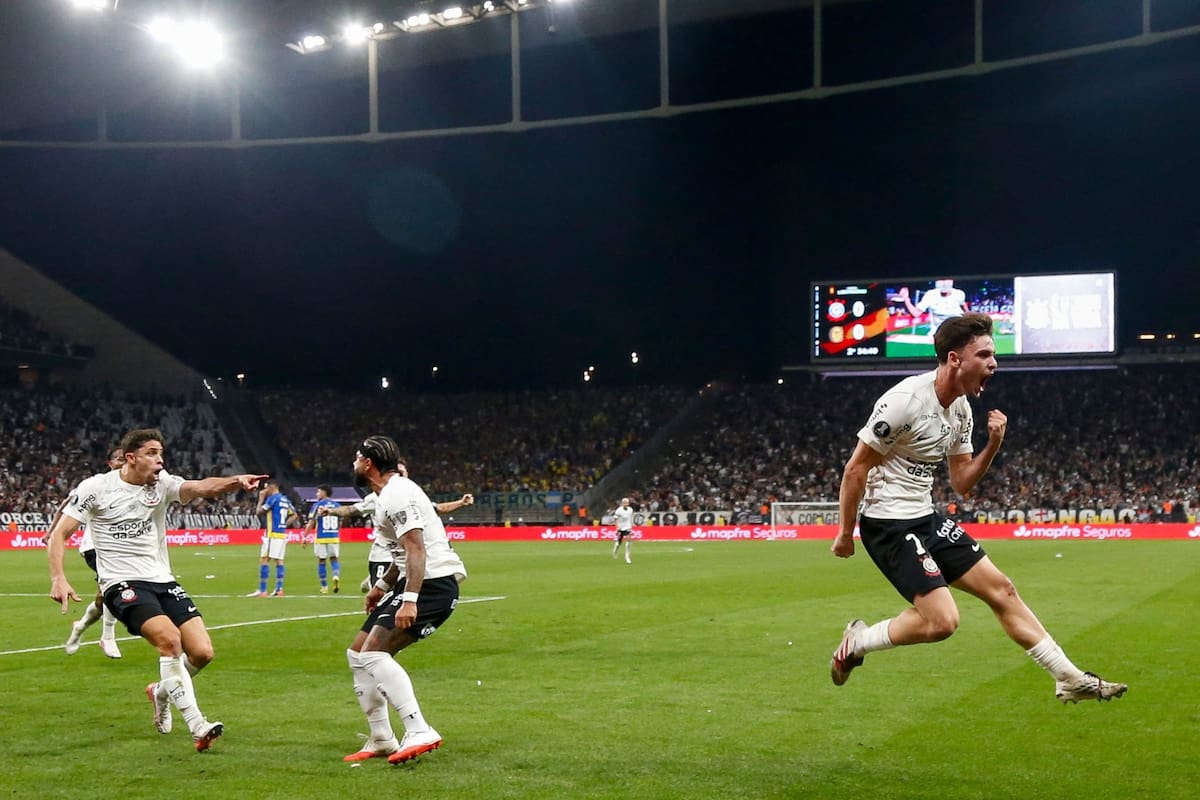 Breno Bidon festeja el gol que le dio el triunfo a Corinthians sobre Rosario Central; el Timao será rival de Estudiantes en los cuartos de final de la Copa Libertadores