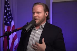 Brent Hanson fue cónsul de visas y ahora asesora a los solicitantes para que obtengan el permiso para viajar a EE.UU.