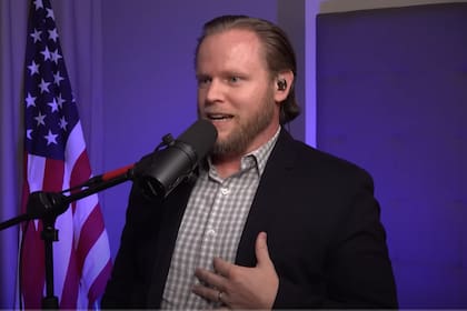 Brent Hanson fue cónsul de visas y ahora asesora a los solicitantes para que obtengan el permiso para viajar a EE.UU.