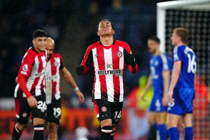 Brentford agrava problemas de descenso de Leicester City con victoria récord