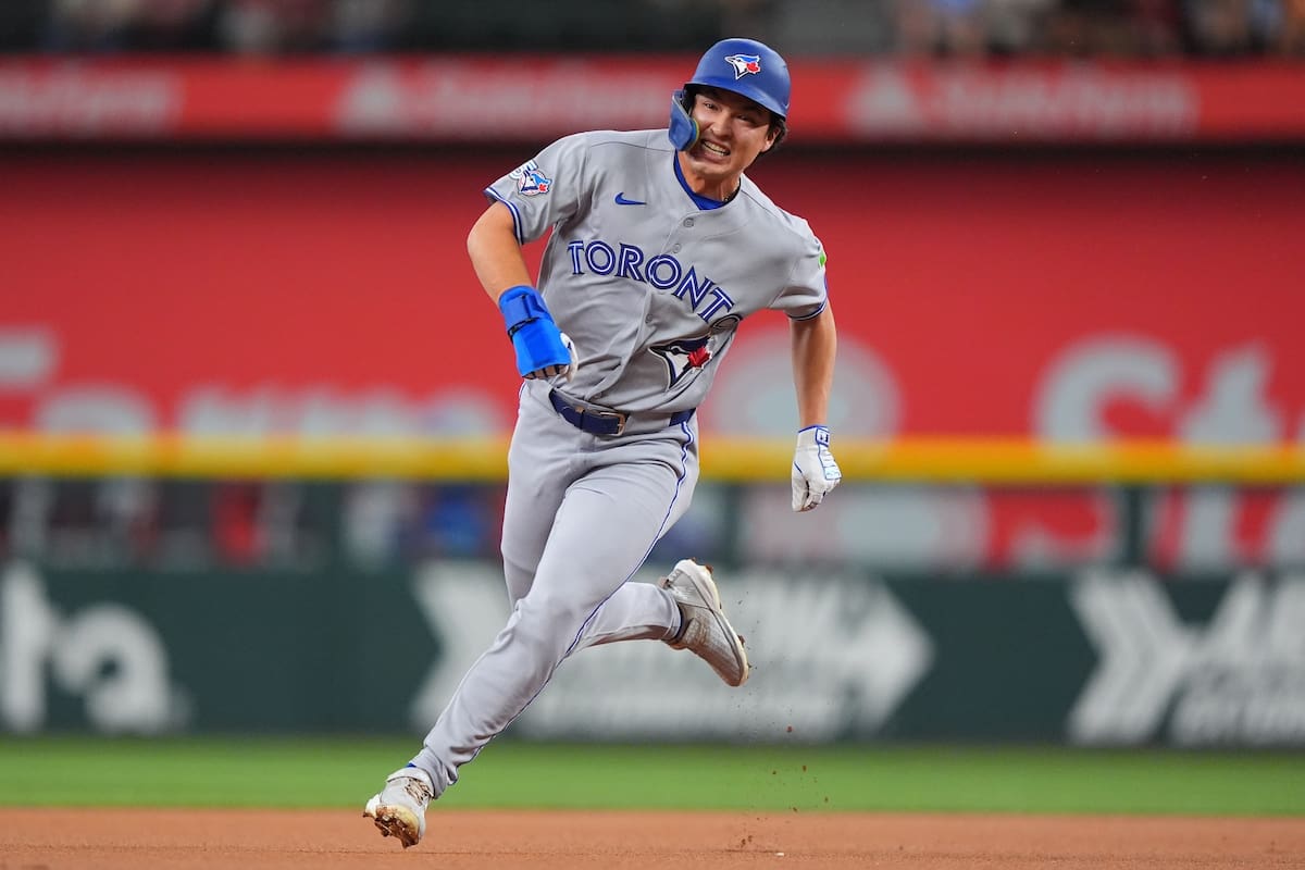 Brett Bateman, de los Azulejos de Toronto, corre hacia la tercera base tras un sencillo de Vladimir