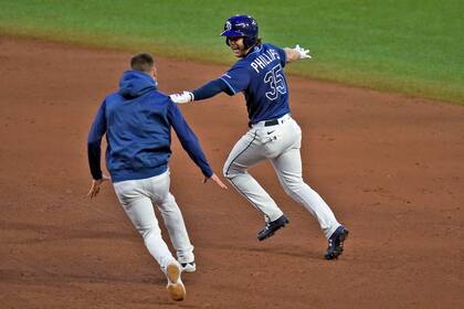 Brett Phillips de los Rays de Tampa Bay celebra su sencillo productor durante la novena entrada del juego de las Grandes Ligas contra los Mets de Nueva York, el viernes 14 de mayo de 2021, en St. Petersburg, Florida. (AP Foto/Chris O'Meara)