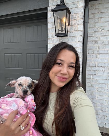 Bri es voluntaria en This Is Houston y se ofreció como hogar de tránsito para la pequeña Violet.