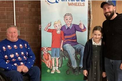 Brian Abram (izquierda) dice que Stephen lo salvó de ahogarse después de un accidente de bicicleta