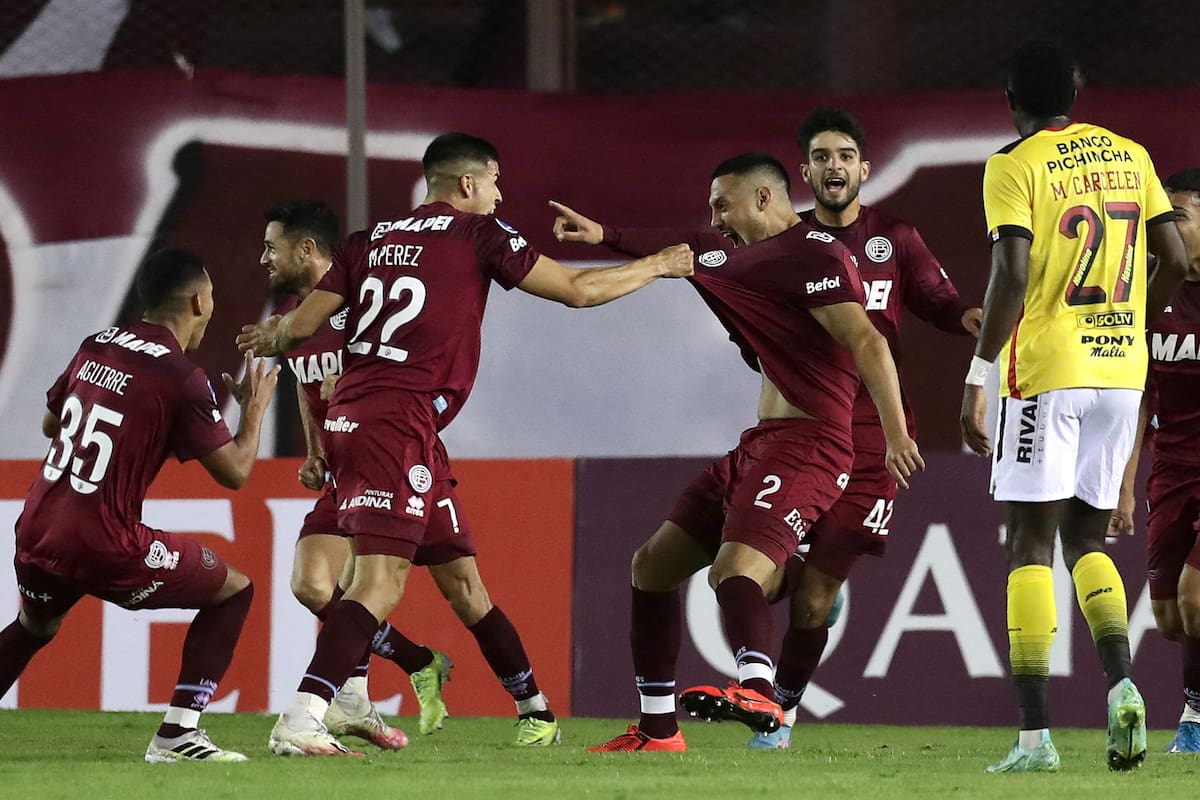 Brian Aguirre, Lautaro Acosta, Matías Pérez y José López se suman al festejo de Yonathan Cabral (2), autor del primer gol de Lanús; el granate venció por 3-1 a Barcelona, de Ecuador, y es el puntero del grupo A de la Copa Sudamericana.