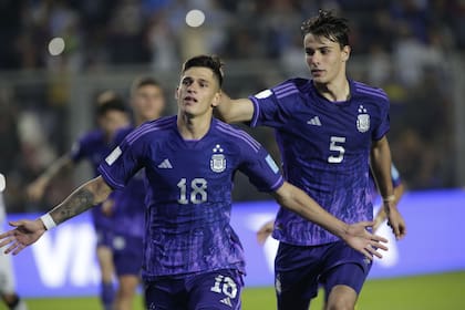 Brian Aguirre y Federico Redondo festejan el cuarto gol de la selección argentina ante Nueva Zelanda.