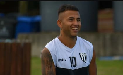 Brian Andrada, con la camiseta con la que volvió a disfrutar del fútbol: Gimnasia y Esgrima de Mendoza