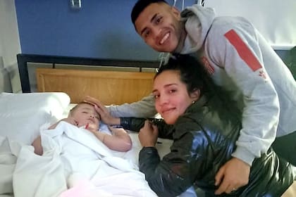 Brian Andrada y su esposa Mailén acarician a su hijo Mateo, un guerrero de la vida