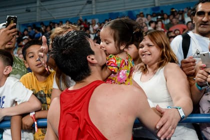 Brian Arregui besa a su hija Briana después de consagrarse.
