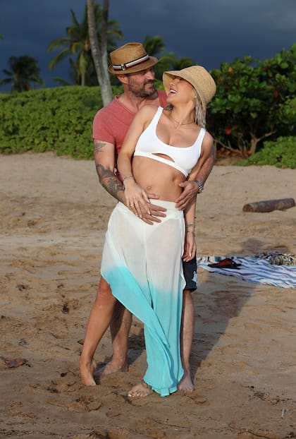Brian Austin Green acaricia la incipiente panza de su pareja, la bailarina Sharna Burgess