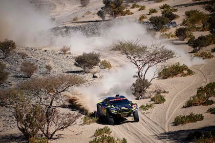Brian Baragwanath de Sudáfrica y su copiloto Tayer Berry compiten durante la Etapa 1 del Rally Dakar 2021 entre Jeddah y Bisha en Arabia Saudita, el 3 de enero de 2021.