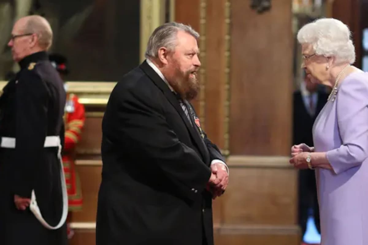 Brian Blessed, el príncipe Vulcan en Flash Gordon, con la reina Isabel II