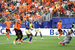 Países Bajos golpeó de entrada y le gana a Suecia en un duelo clave por el Grupo F