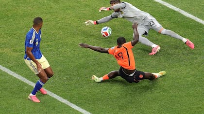 Brian Brobbey definió dos veces de cara al arquero Kristoffer Nordfeldt y puso 2-0 a Países Bajos ante Suecia en 17 minutos