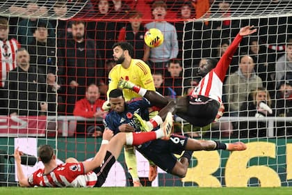 Brian Brobbey jugando para el Sunderland de la Premier League.