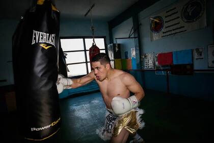 Brian Castaño se exigió a fondo en una preparación para una pelea mundialista; ese largo entrenamiento perdió utilidad por la suspensión obligada por la pandemia.