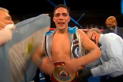 La bandera argentina abraza a Brian Castaño, un matancero de ley que se hizo rey de California.