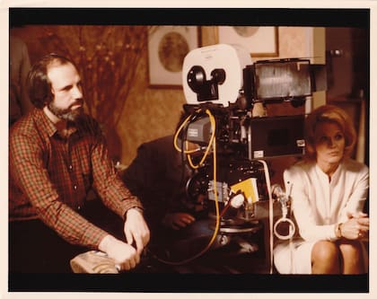 Brian De Palma y Angie Dickinson en el rodaje de Vestida para matar (1980).
