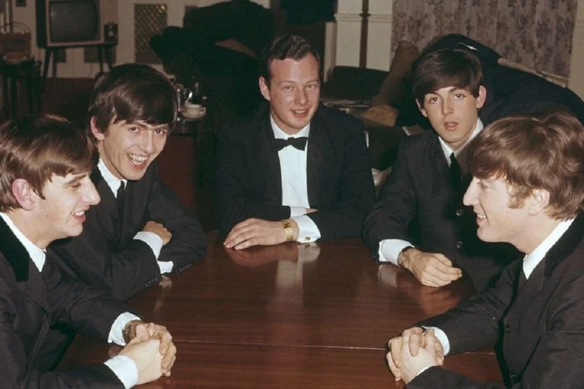 Brian Epstein decidió cambiar por completo la imagen del grupo y logró lanzarlos al estrellato