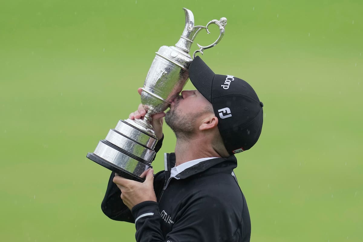Brian Harman besa el trofeo de campeón del Abierto Británico de golf, el domingo 23 de julio de 2023, en Hoylake