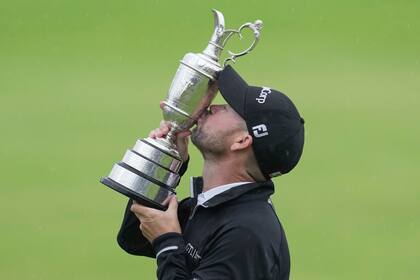 Brian Harman besa el trofeo de campeón del Abierto Británico de golf, el domingo 23 de julio de 2023, en Hoylake