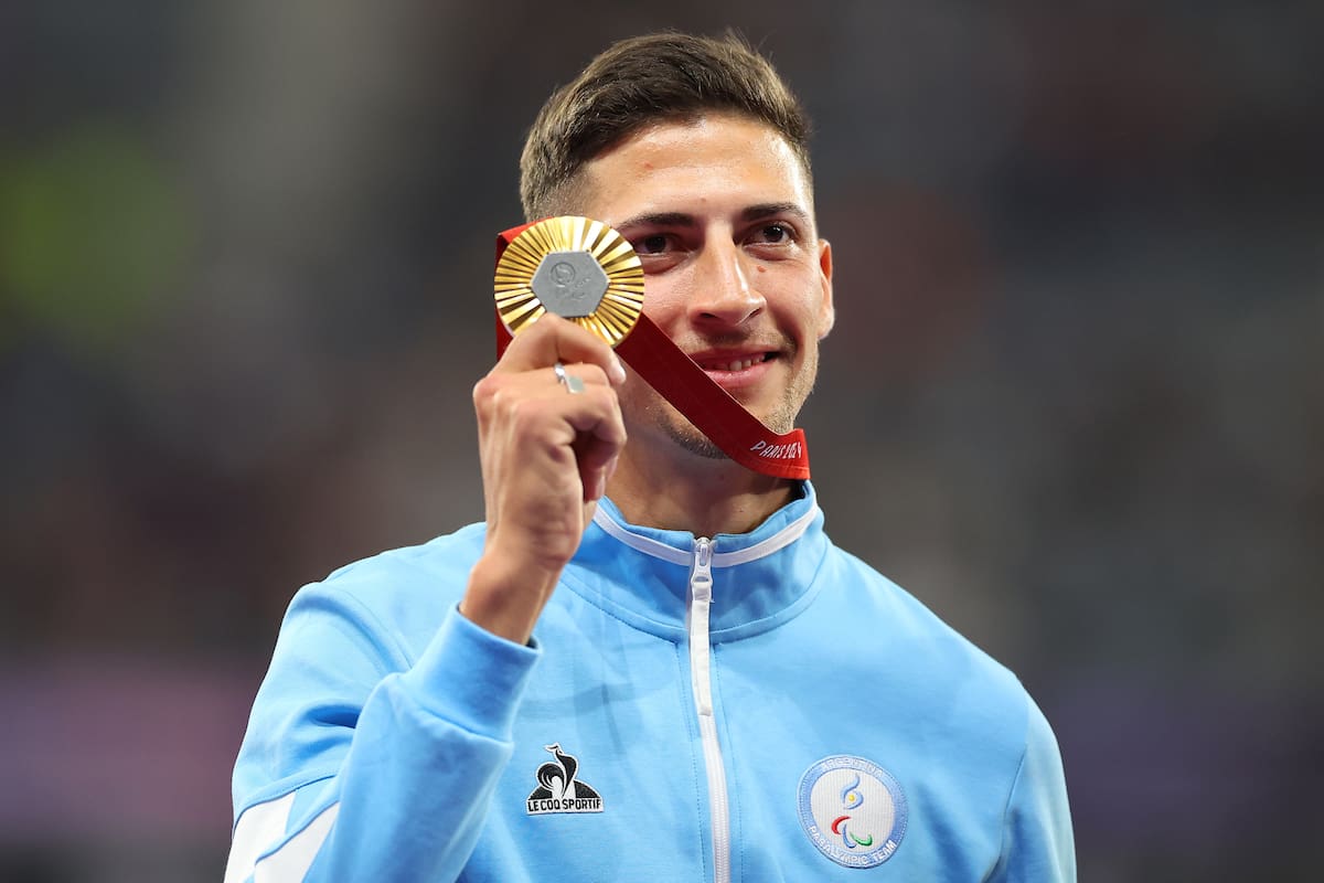 Brian Impellizzeri, ganador de una medalla de oro para la Argentina en los Juegos Paralímpicos 2024, fue uno de los abanderados en la ceremonia inaugural