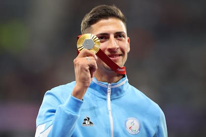 Brian Impellizzeri, ganador de una medalla de oro para la Argentina en los Juegos Paralímpicos 2024, fue uno de los abanderados en la ceremonia inaugural