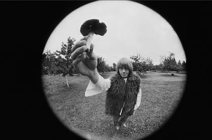 Brian Jones tenía un estilo peculiar y una cabellera rubia muy característica que lo hacía único ( (Photo by © Shepard Sherbell/CORBIS/Corbis via Getty Images)