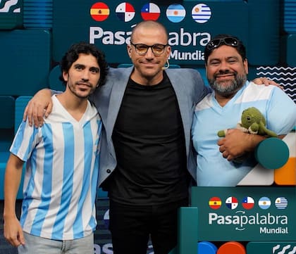 Brian junto a Inti, su amigo y rival durante la final del Mundial de Pasapalabra
