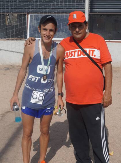 Brian, junto a su padre, Rubén Burgos