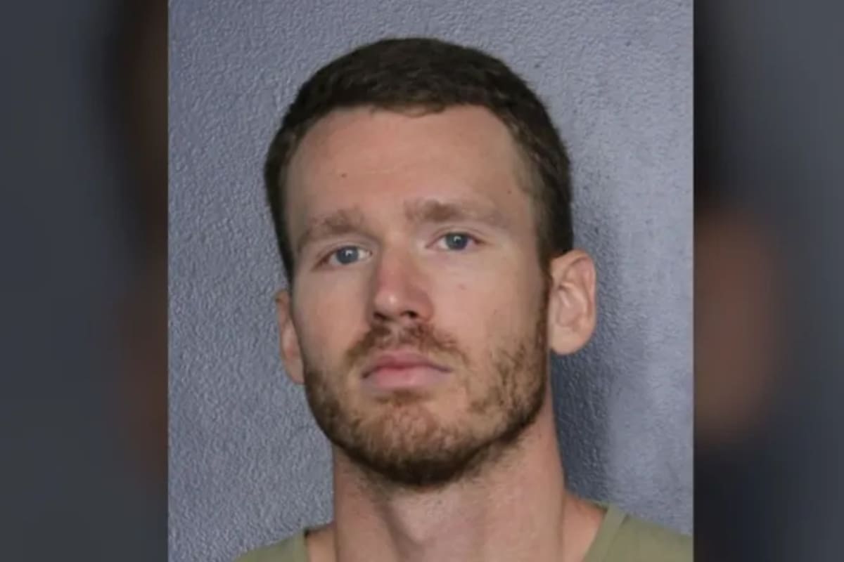 Brian Louis Sguros, policía de Lauderhill, Florida, fue arrestado bajo sospecha de utilizar la identidad de Dennis West, un hombre fallecido en 2022, para tomar el control de su vivienda