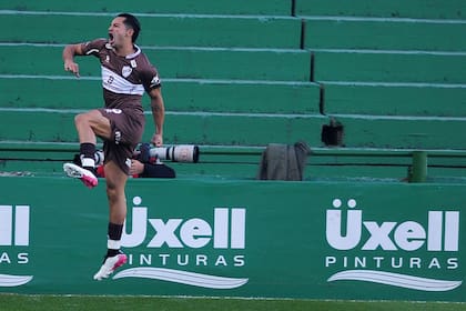 Brian Mansilla acaba de convertir el primer gol de Platense en el 4-2 de su equipo ante Banfield.