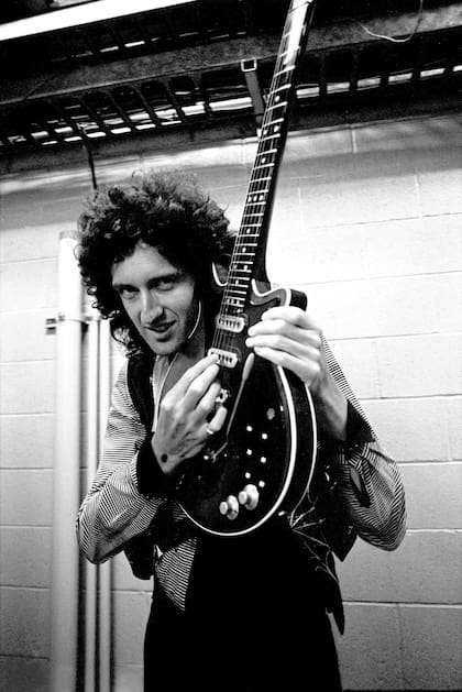 Brian May posa en los camarines, en un show de la gira de The Game. ”Pegamos onda porque es un experto en fotografía estereoscópica, y se volvió uno de mis mejores amigos. Es la única estrella de rock que llevé a la casa de mis padres”.