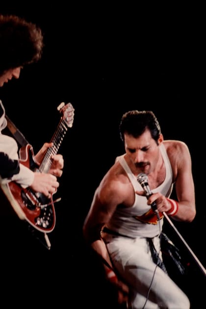 Brian May y Freddie Mercury presentando The Game en 1982