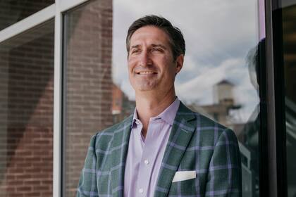 Brian Niccol, presidente de Starbucks, anunció que se elimina la política de puertas abiertas para "priorizar a los clientes"