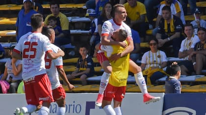 Brian Romero festeja el primer gol ante Rosario Central