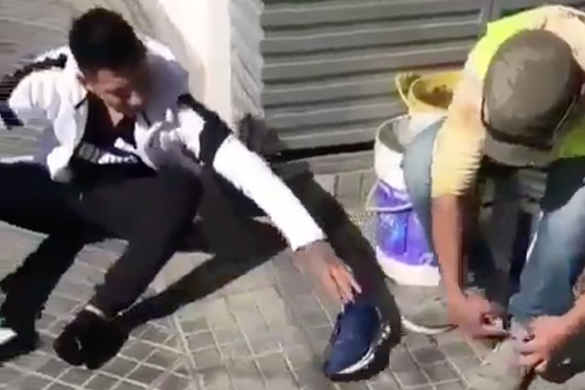 Brian Sarmiento le regaló sus zapatillas a un chico cuidacoches