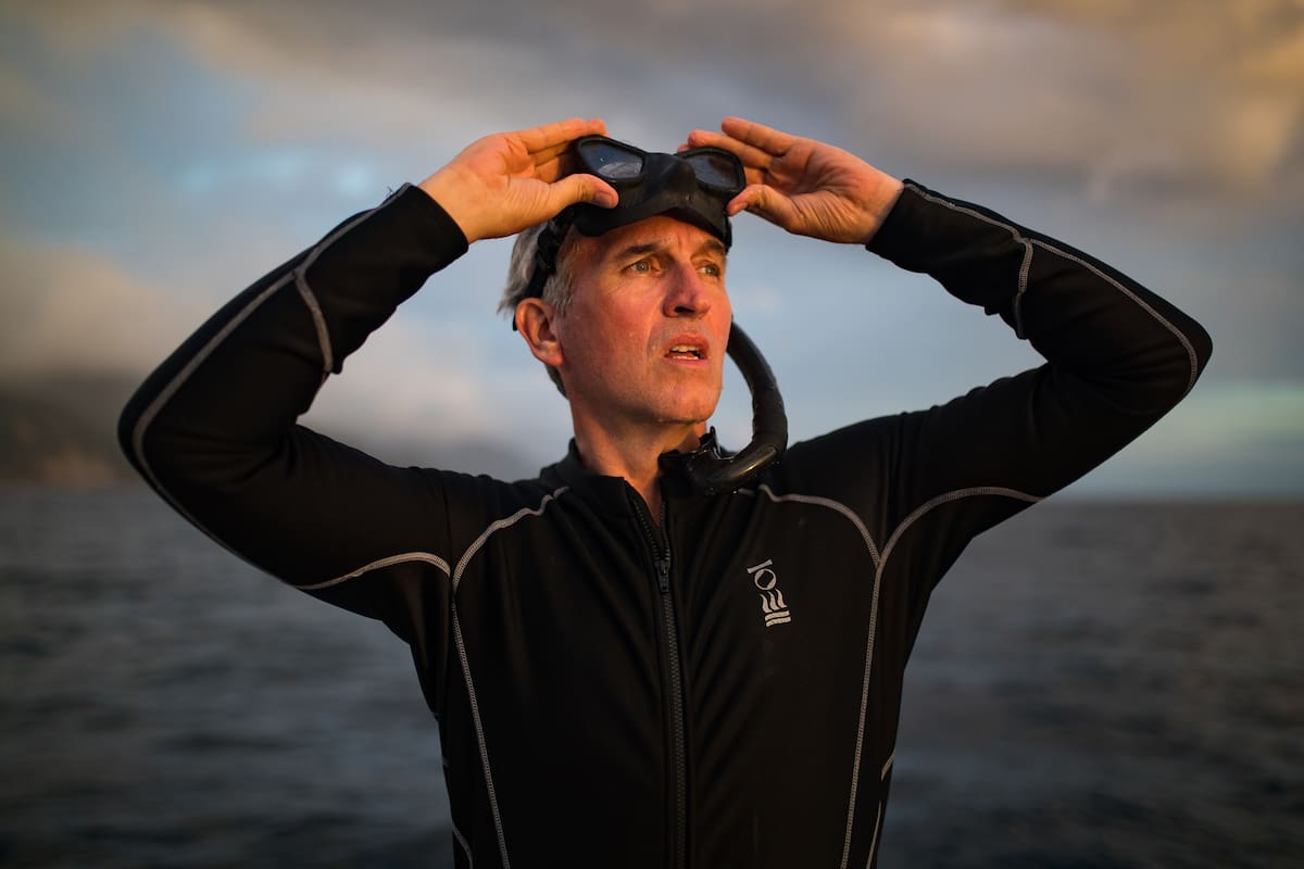 Brian Skerry en el documental Secretos de las Ballenas de Disney +