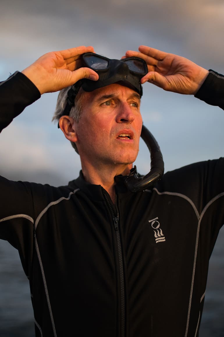 Brian Skerry en el documental Secretos de las Ballenas de Disney +