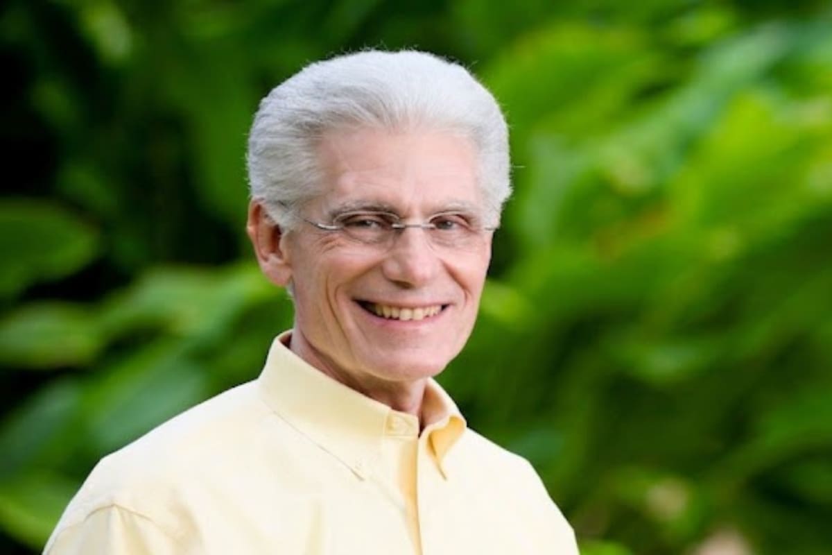 Brian Weiss, el psiquiatra que transformó su práctica clínica tras descubrir la terapia de regresión a vidas pasadas