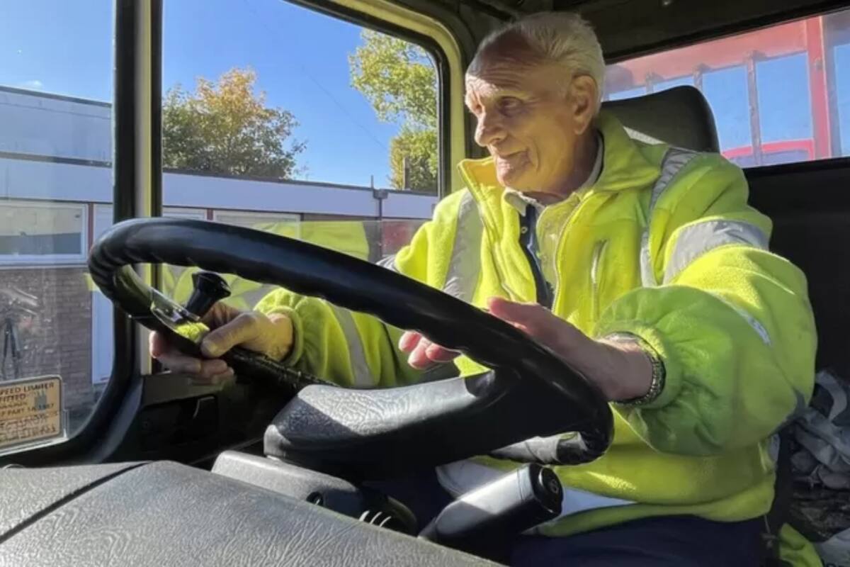 Brian Wilson, de 90 años, se unió a la empresa de transporte de su padre en la década de 1960 y desde entonces trabaja allí
